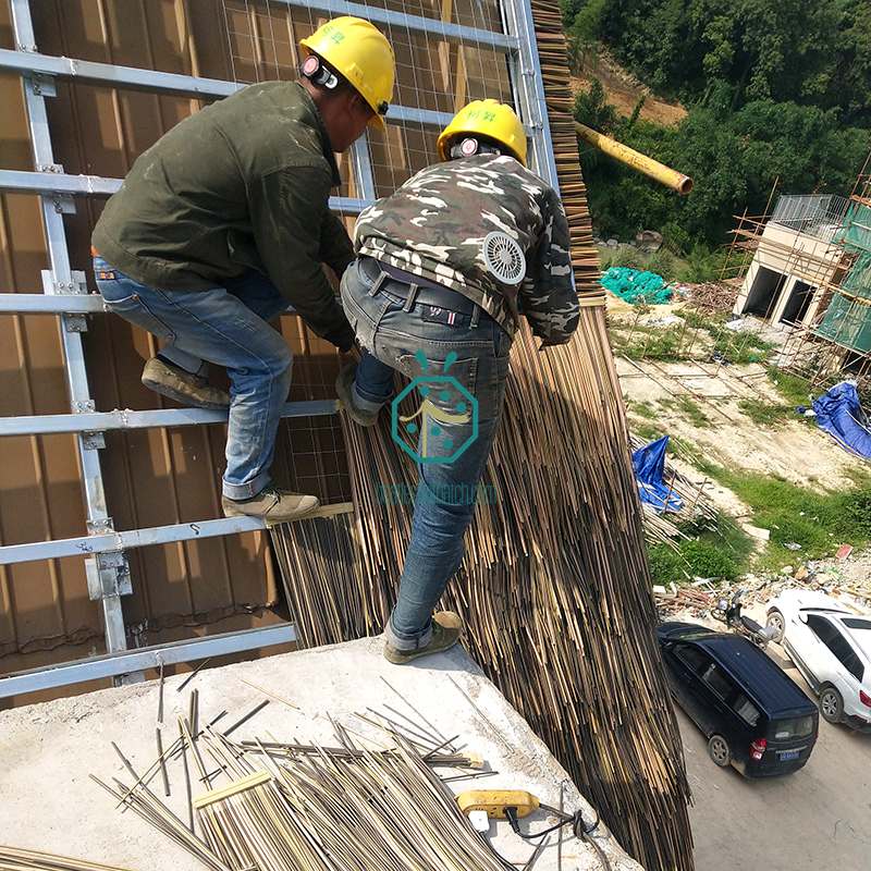 Installation einer künstlichen Reetdacheindeckung für ein Freizeitpark-Resort